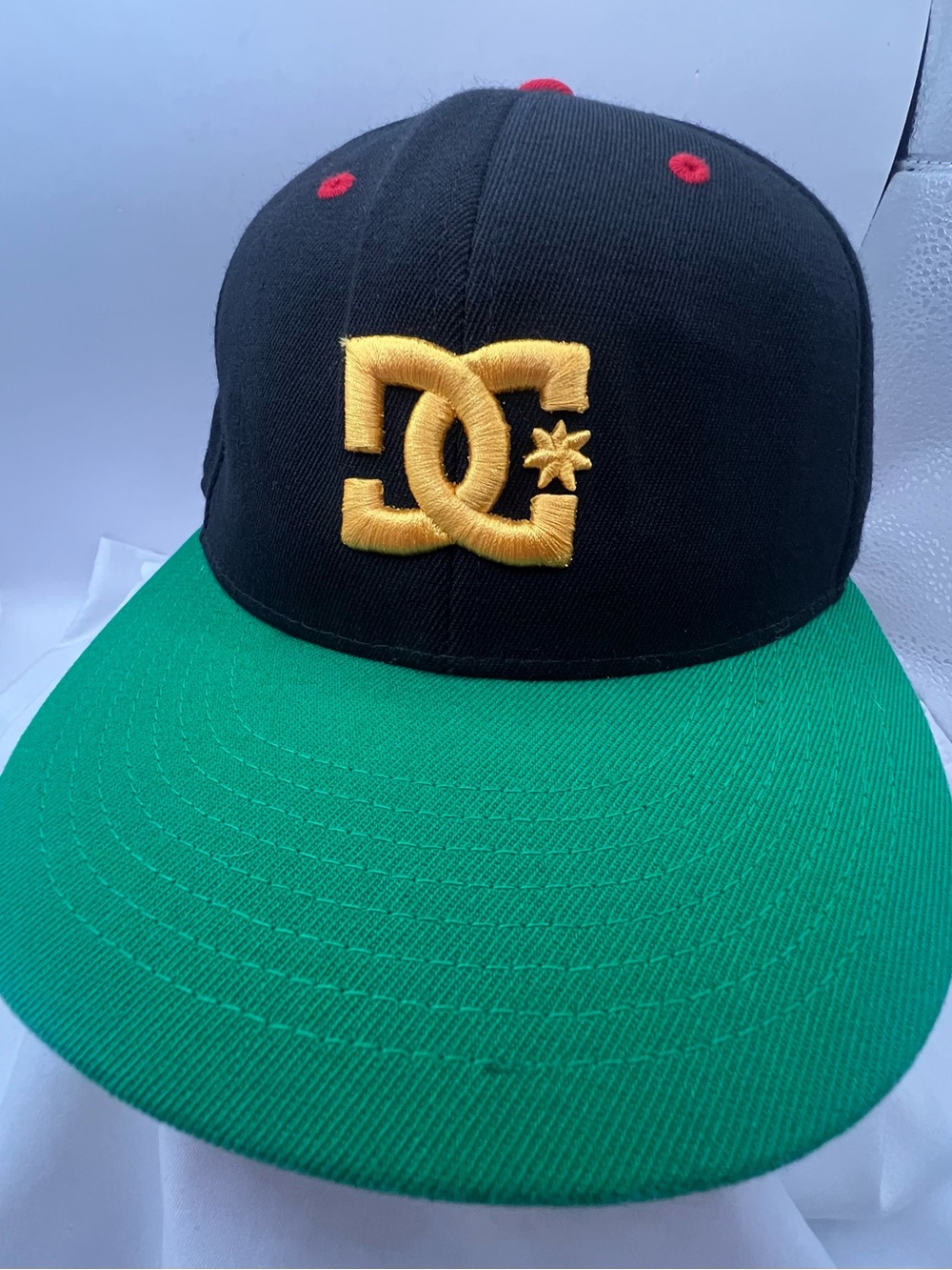 Vintage DC  Flexfit Hat Mens Medium Size 6 7/8-7 1/4 Green/Black Gold DC Logo